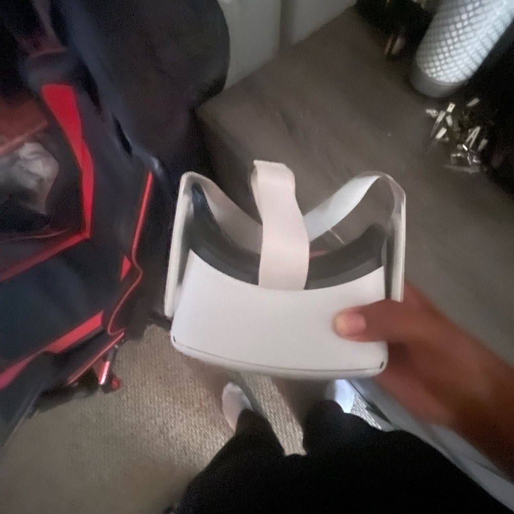 White VR Headset oculus quest 2